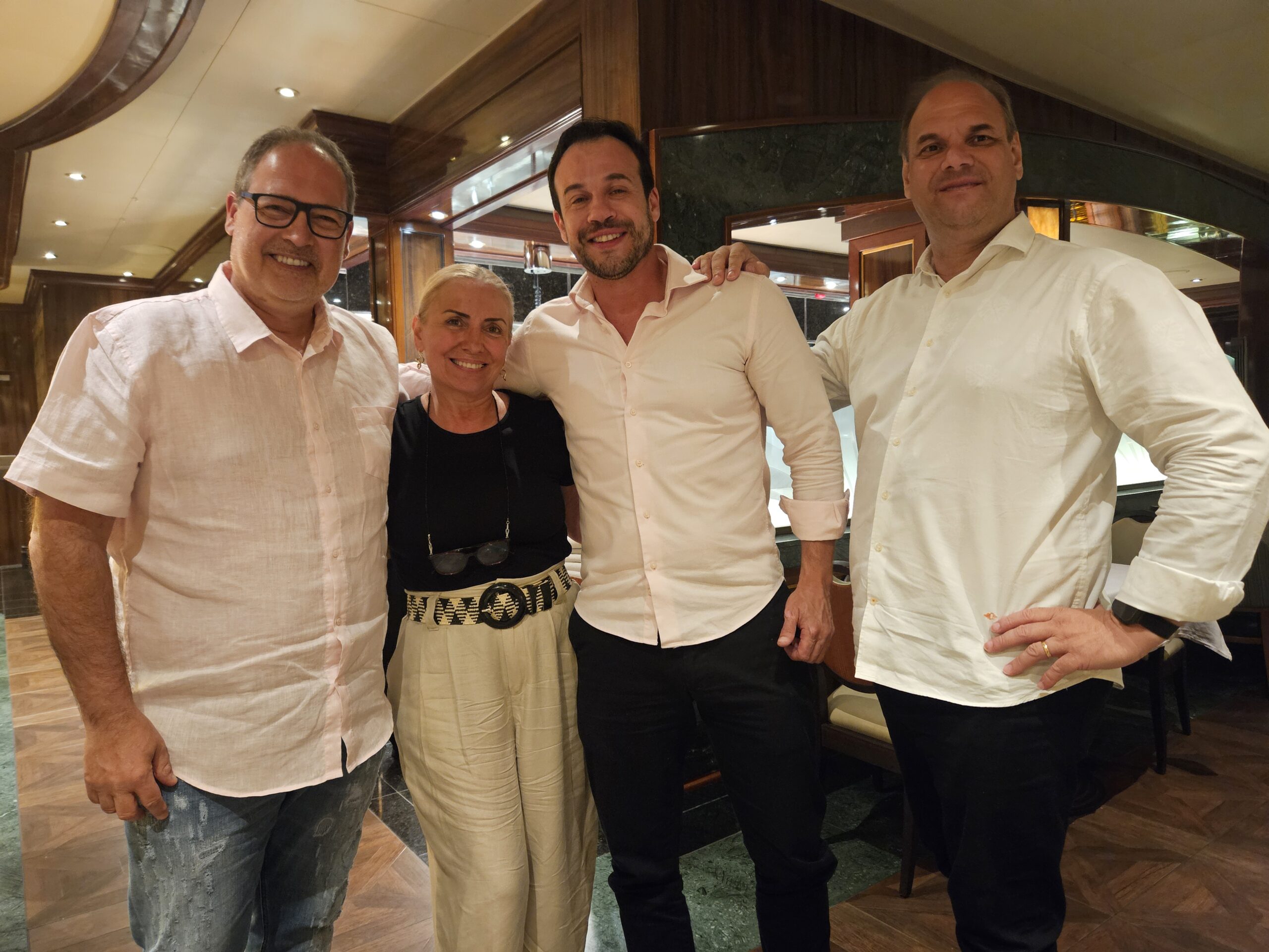 Sergio Aranha e Mirella Aranha, da Nossagência, Thiago Mendes, da CVC, e Cassius Teles, da Cays Turismo Sergio Aranha e Mirella Aranha, da Nossagência, Thiago Mendes, da CVC, e Cassius Teles, da Cays Turismo