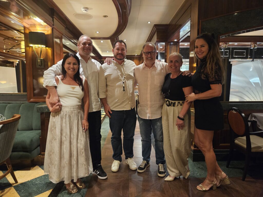 Gerlane Linhares e Cassius Teles, da Cays Turismo, Pablo Zabala, da Discover Cruises, Sergio Aranha e Mirella Aranha, da Nossagência, Thiago Mendes, da CVC, e Cassius Teles, da Cays Turismo, e Deni Beduschi, da LTN Brasil Blumenau