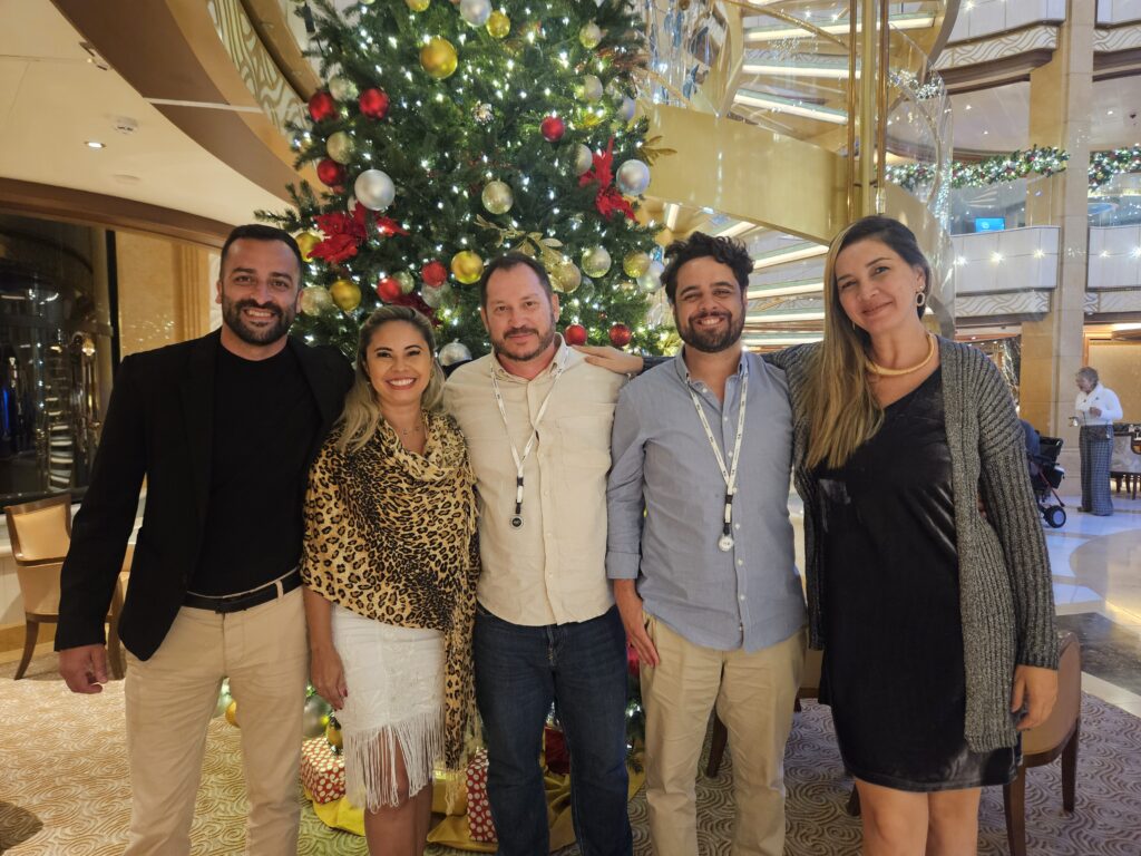 Eliana Nascimento e Luciana Argolo, da Valeverde Turismo Belém-PA Brasil, com Diego Santana, da Diego Cruzeiros, Pablo Zabala, da Discover Cruises, e Marcus Motta, da Alheta