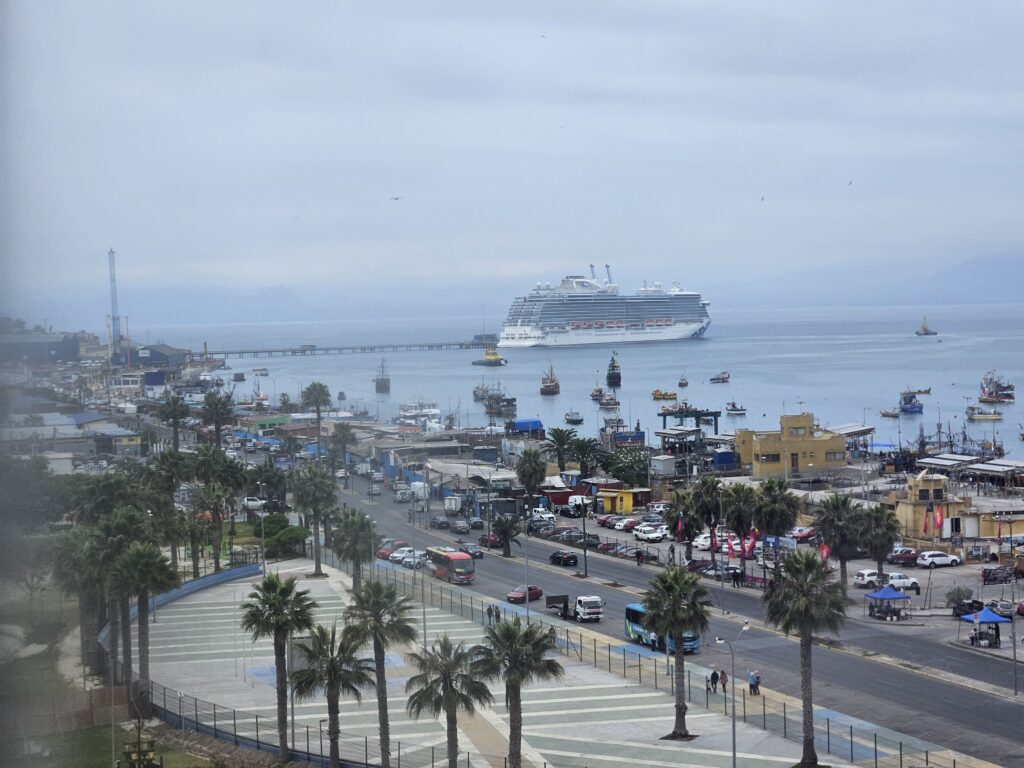 Vista do Majestic Princess pelo mirante do VIVO Mall Coquimbo
