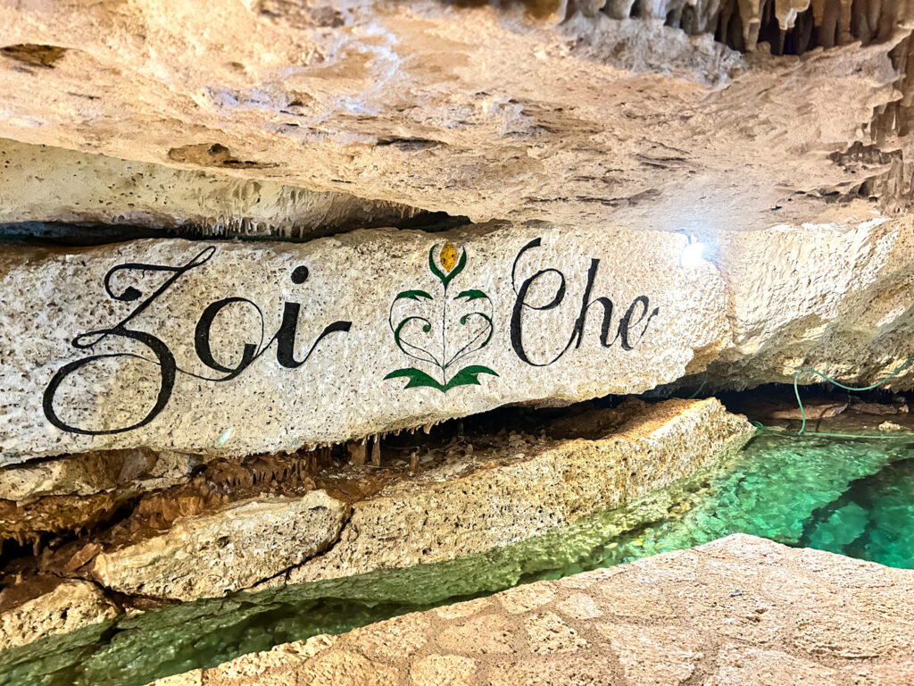 A caverna Zoi Che é infundada pela água dos cenotes A caverna Zoi Che é infundada pela água dos cenotes