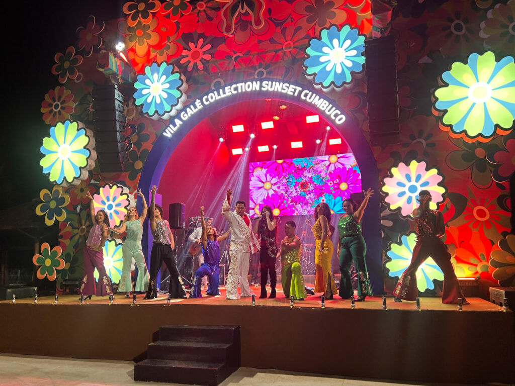 A festa de abertura contou com apresentação endossando os hits dos asnos 60