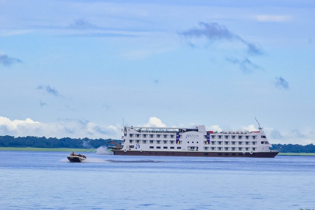 A lancha da do Grand Amazon em direção a ilha