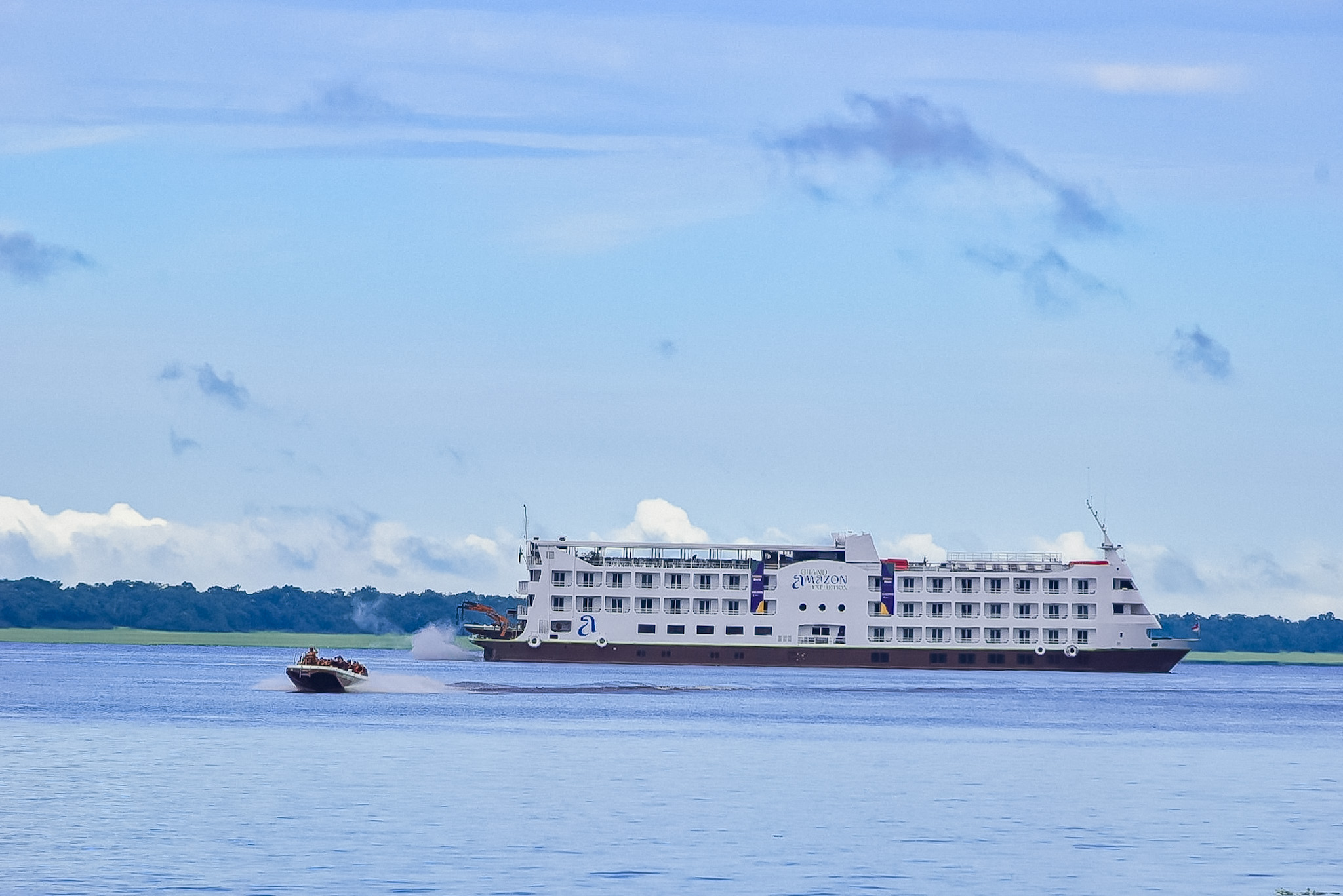 A lancha do Grand Amazon em direção a ilha