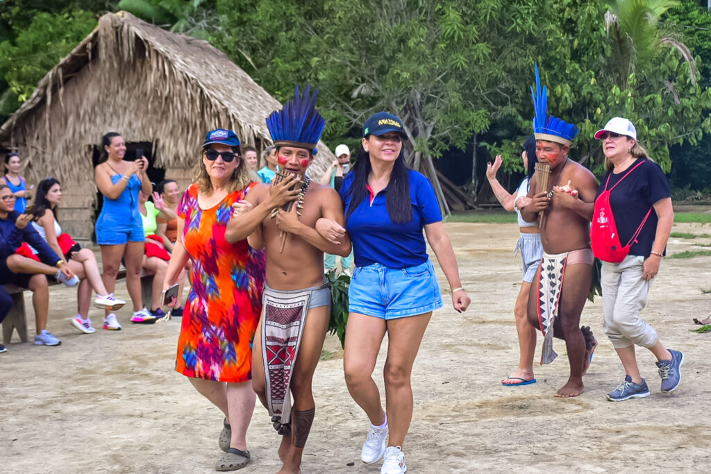 A música e a dança foram ensinadas aos agentes de viagens