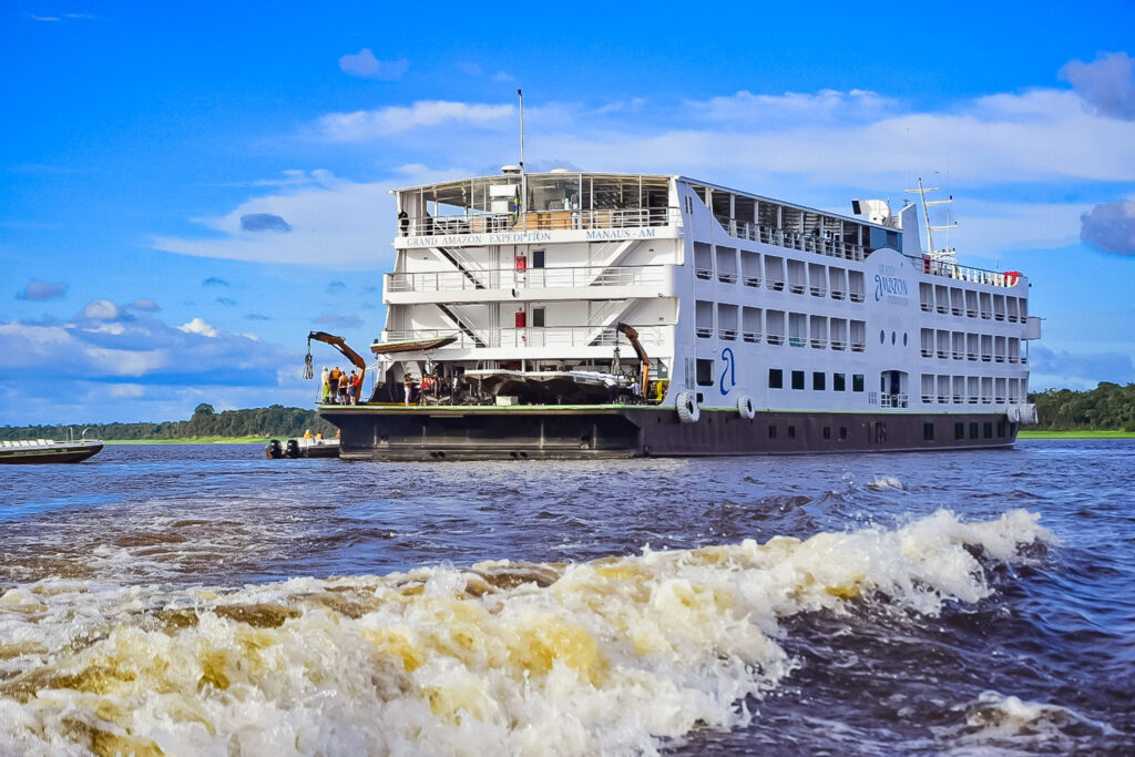 A partir da popa do Grand Amazon saem os barcos de passeio