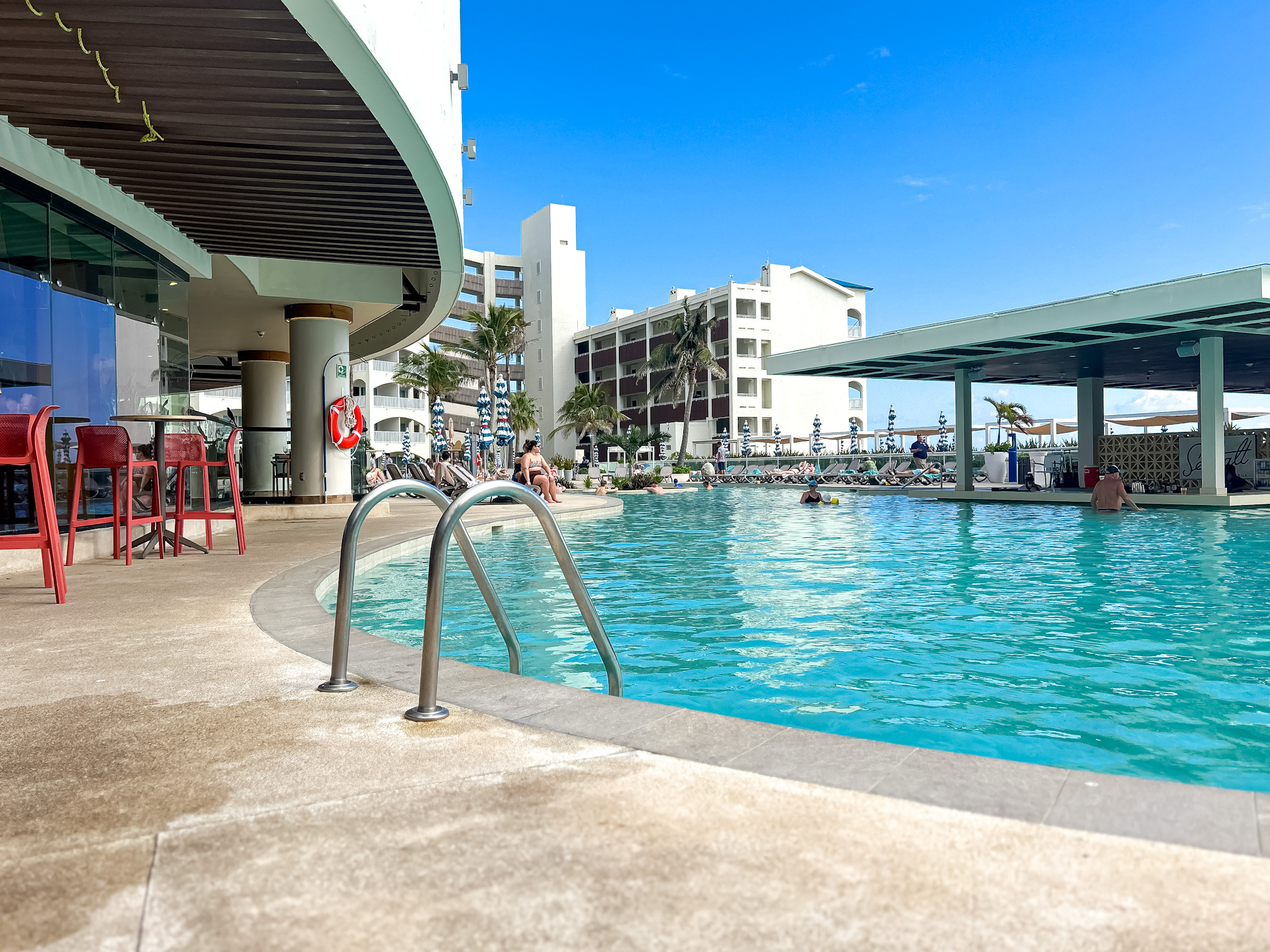 A piscina do Hilton Cancun Mar Caribe All Inclusive Resort circunda quase toda a propriedade