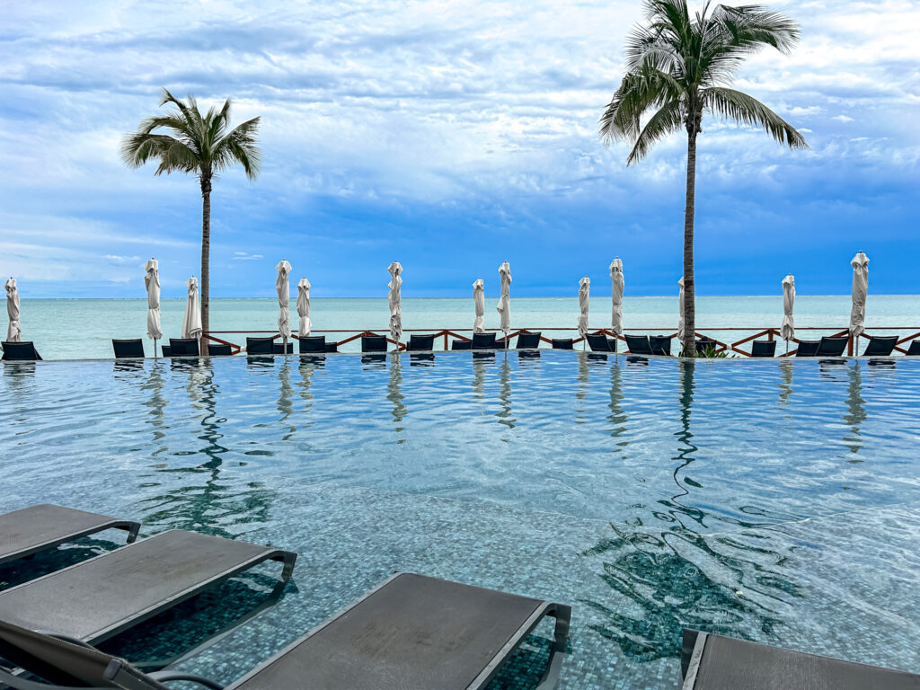 A piscina do Hilton Cancún oferece uma vida tá privilegiada do mar