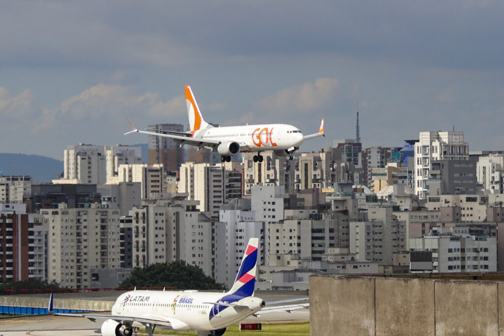 Aeroporto de Congonhas fecha novamente após cachorro invadir pista e interromper operações Aeroporto de Congonhas fecha novamente após cachorro invadir pista e interromper operações