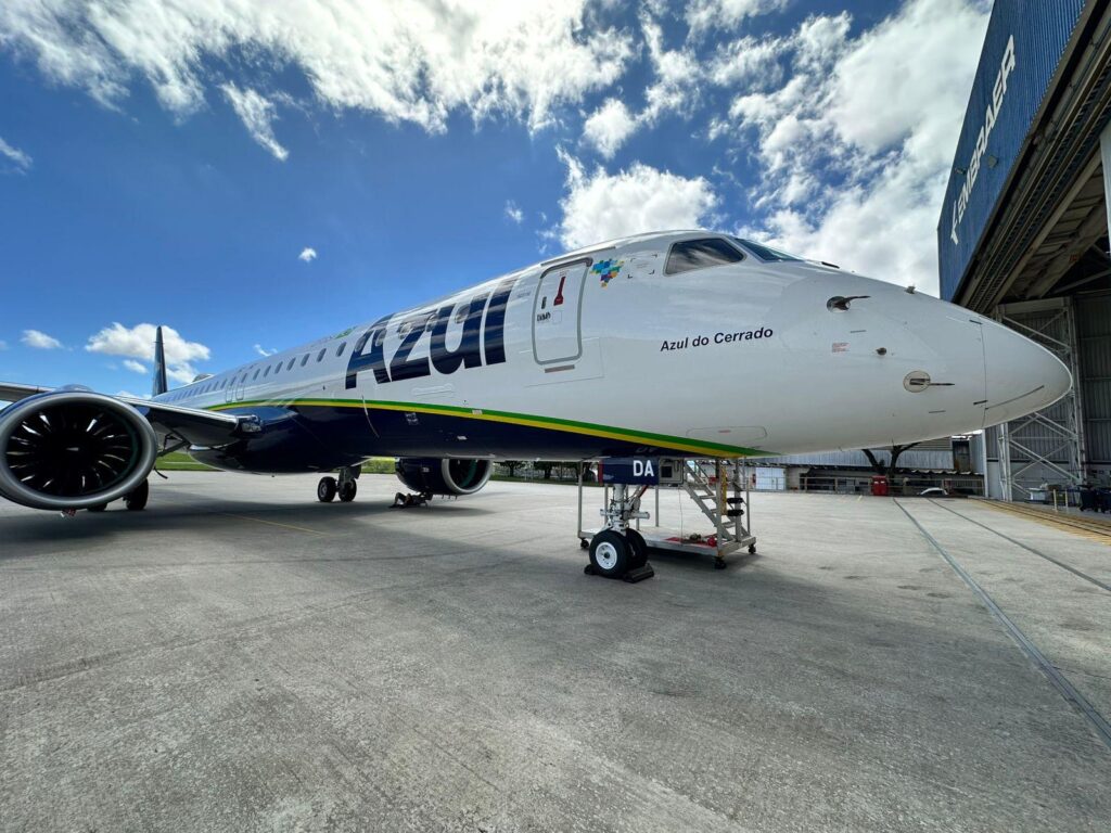 Azul diz que não existe qualquer acordo junto à Gol até o momento 1 Aeronave Embraer E195-E2 da Azul