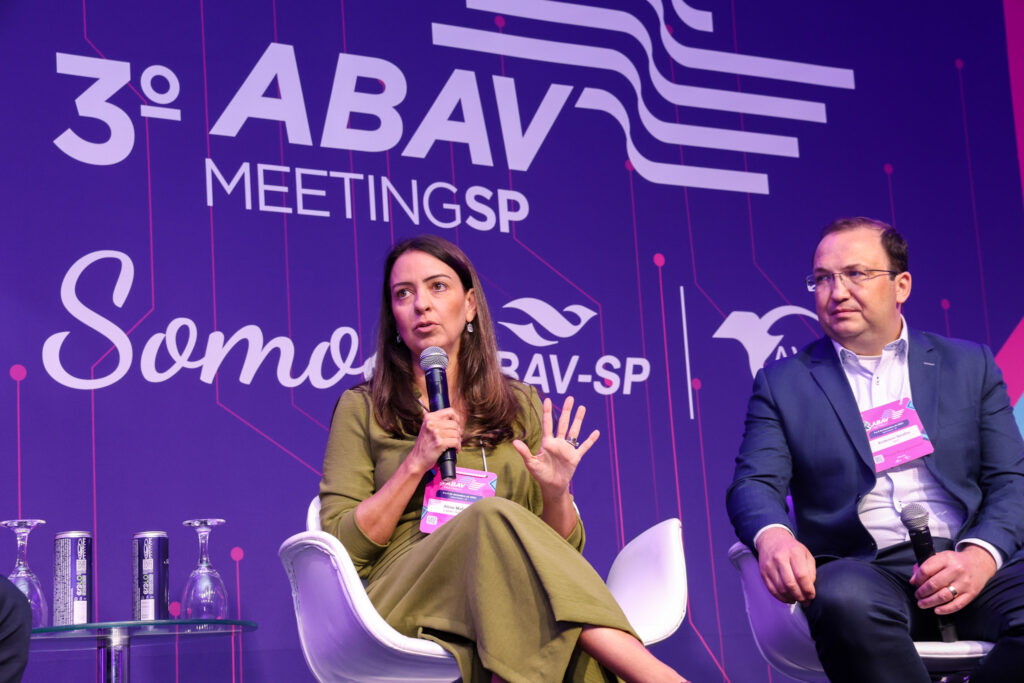 Aline Mafra, da Latam, e Anderson Serafim, da Azul