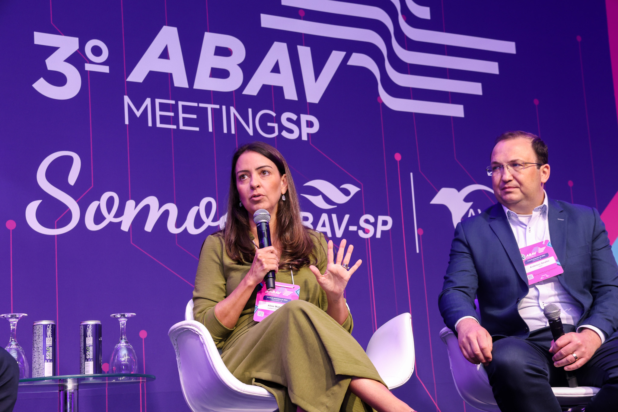 Aline Mafra, da Latam, e Anderson Serafim, da Azul