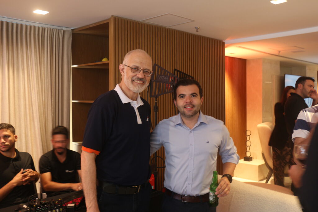 Altamiro Medici, da AirlinePros e Gabriel Gomes, da SAA