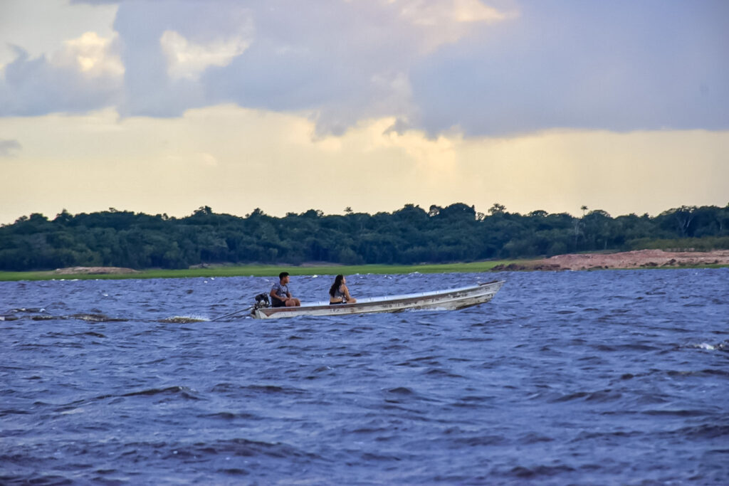 Amazonenses em passeio de barco