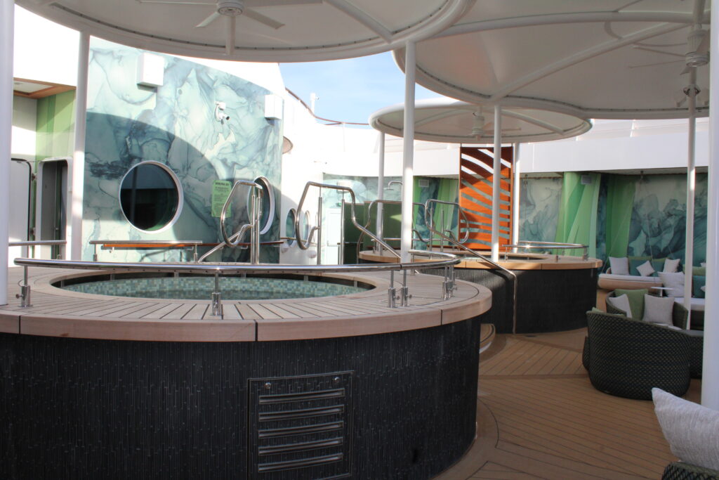 Ambiente externo do Spa possui jacuzzis e lugares para descansar