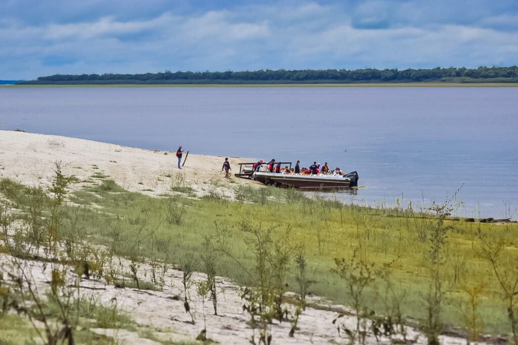 Ao final do passeio, o grupo retomou para os barcos e seguiu em direção ao Grand Amazon