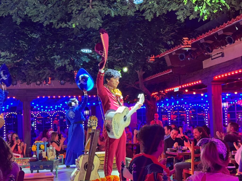 Apresentação de Miguel na Plaza de Coco