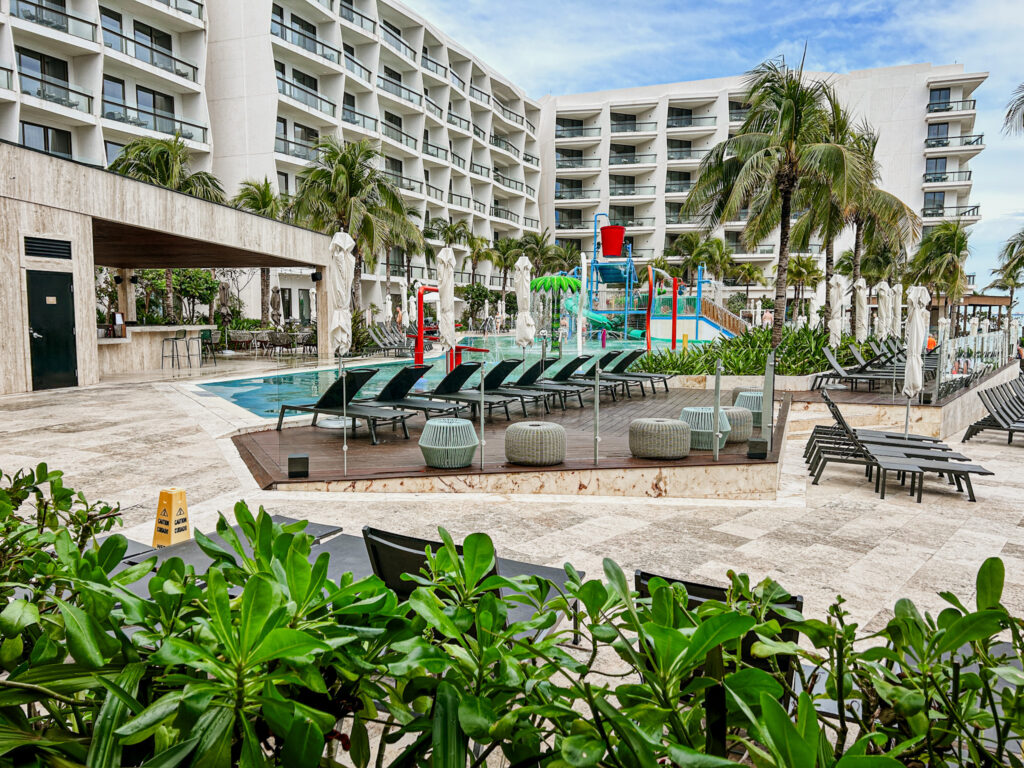Área da piscina do Hilton Cancún