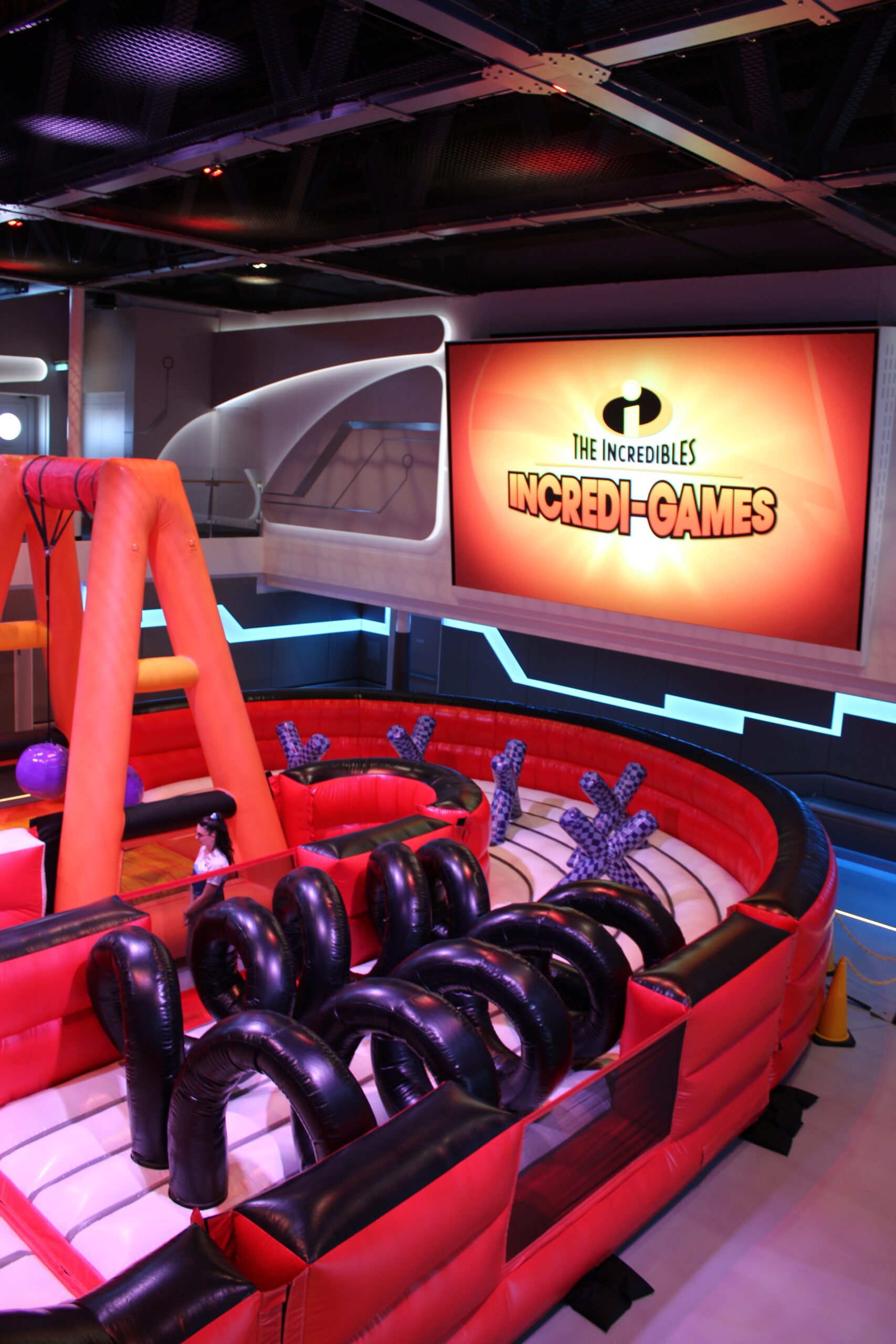 Área temática com infláveis remete aos desenhos de Os Incríveis