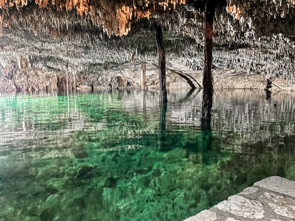 As águas transparentes dos cenotes dão a impressão de serem rasas As águas transparentes dos cenotes dão a impressão de serem rasas