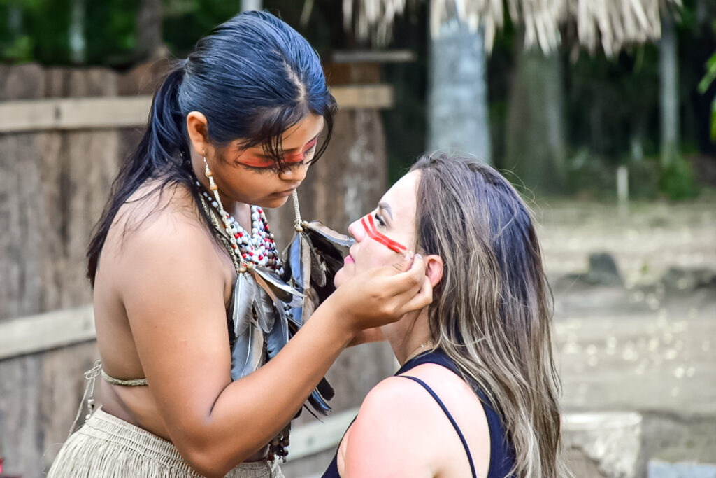 As pinturas faciais foram feitas para compartilhar a cultura e arte indígena