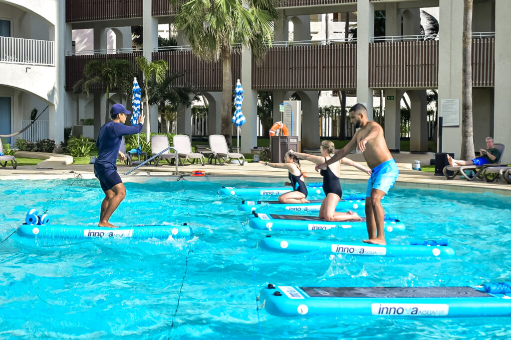 Atividades aquáticas estão disponíveis na piscina do hotel