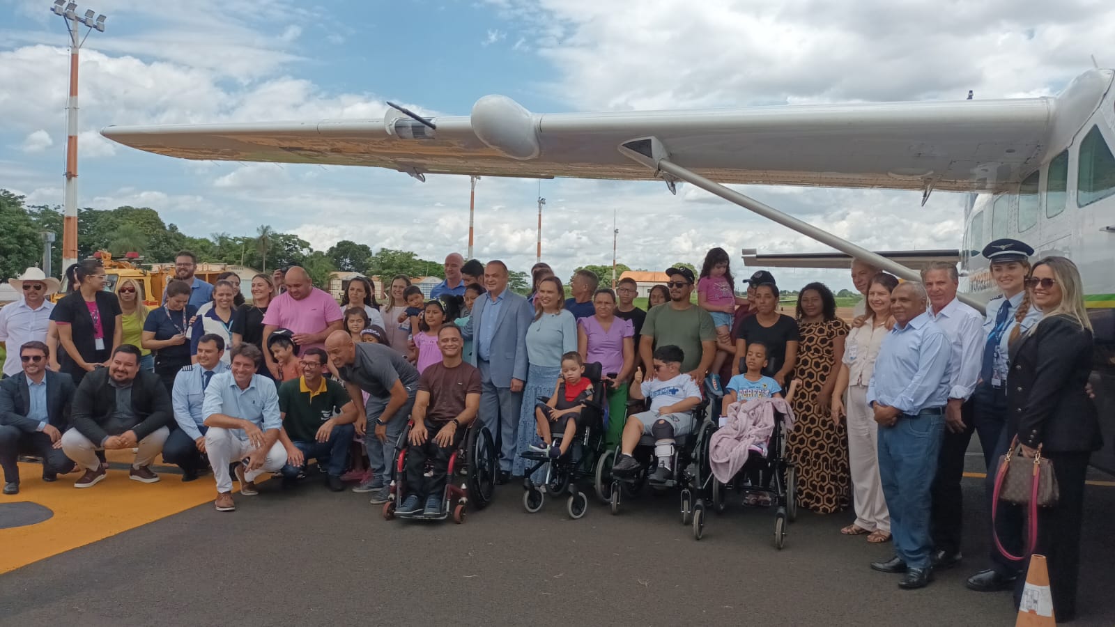 Azul realiza primeiro voo para Barretos (SP), que volta a receber operações comerciais 1 Autoridades representantes da Azul e criancas do Hospital de Amor Azul realiza primeiro voo para Barretos (SP), que volta a receber operações comerciais