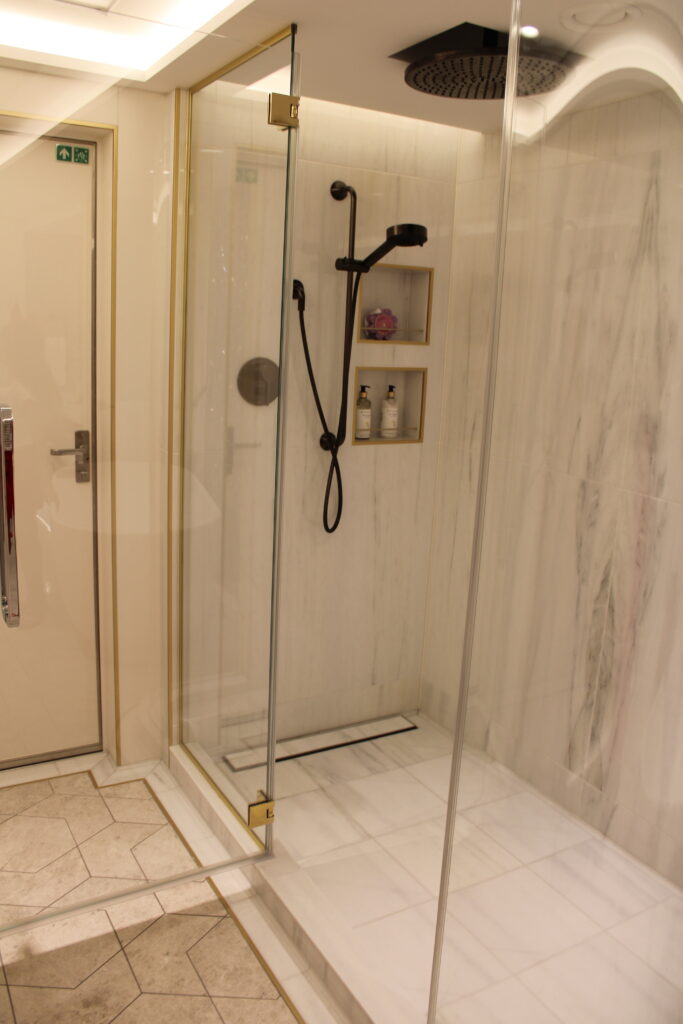 Banheiro com bastante espaço da Tomorrow Tower Suite