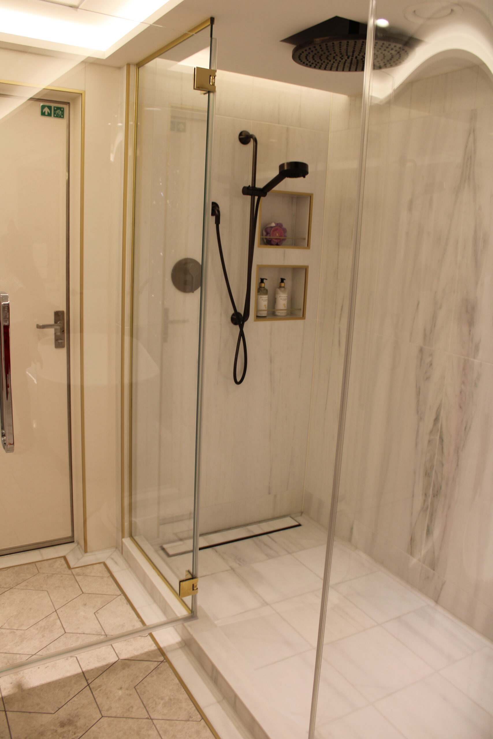 Banheiro com bastante espaço da Tomorrow Tower Suite