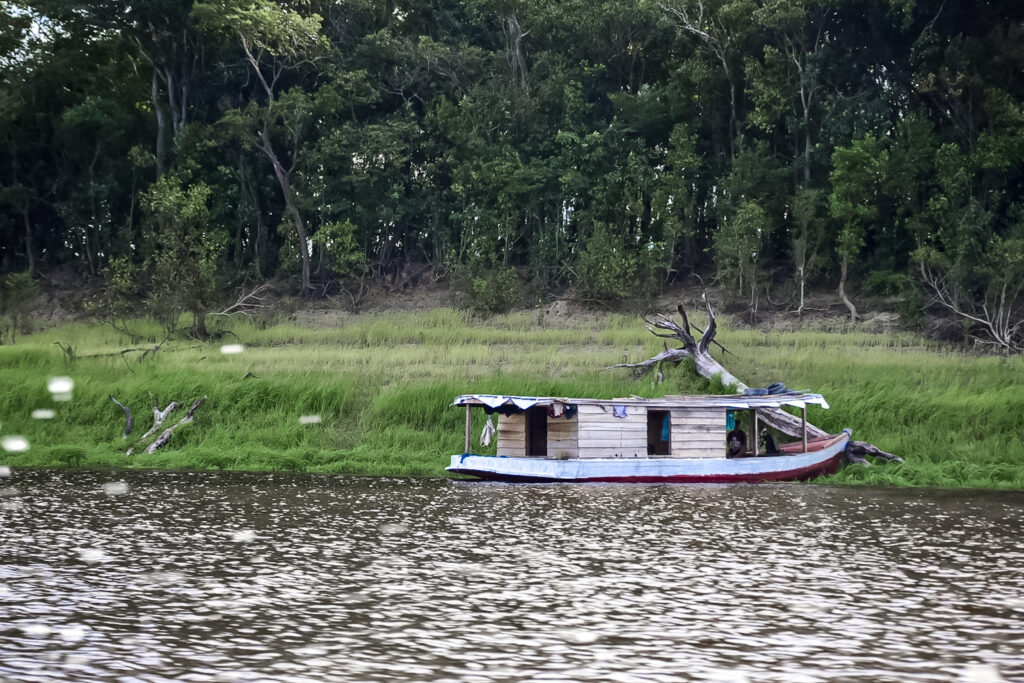 Barco usado como residência por um amazonense