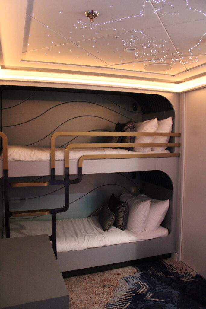 Bicama e teto estrelado na Tomorrow Tower Suite