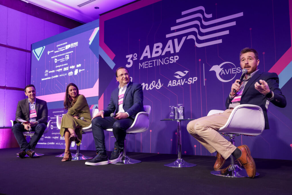 Bruno Waltrick, da Abav-SO Aviesp, Aline Mafra, da Latam, Anderson Serafim, da Azul, e Danilo Barbizan, da Gol, durante 3º Abav MeetingSP