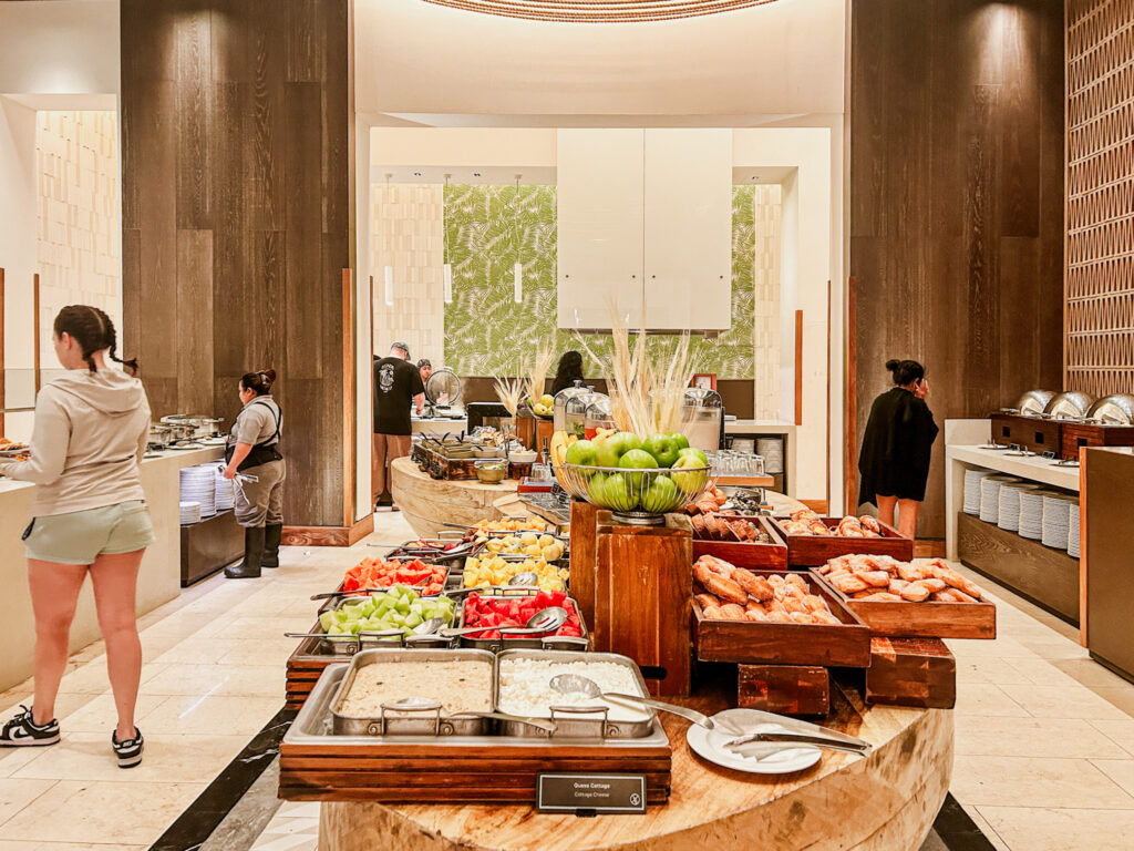 Buffet de café da manhã no restaurante Velã