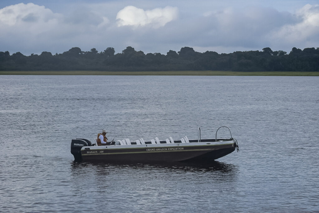 Cada barco acomoda cerca de 20 passageiros