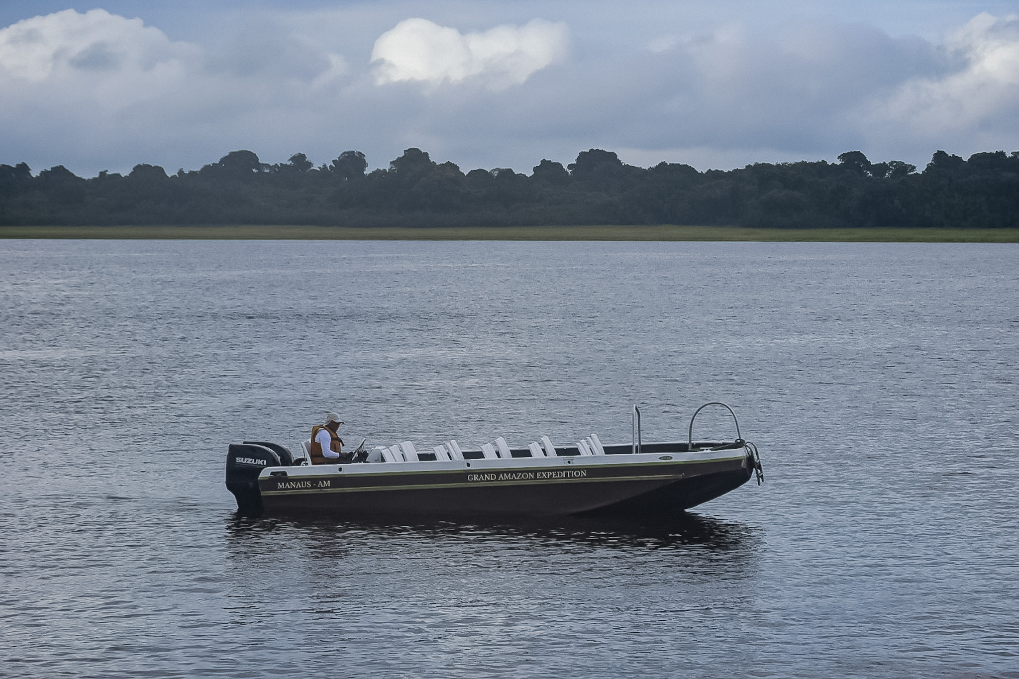 Cada barco acomoda cerca de 20 passageiros