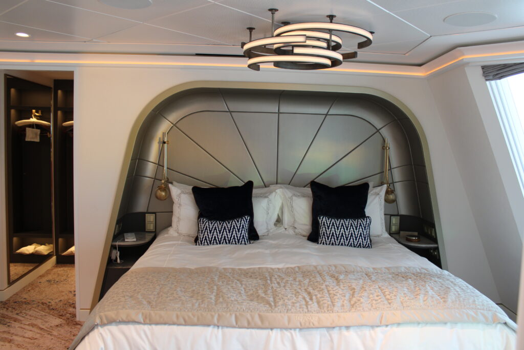 Cama do primeiro quarto da Tomorrow Tower Suite