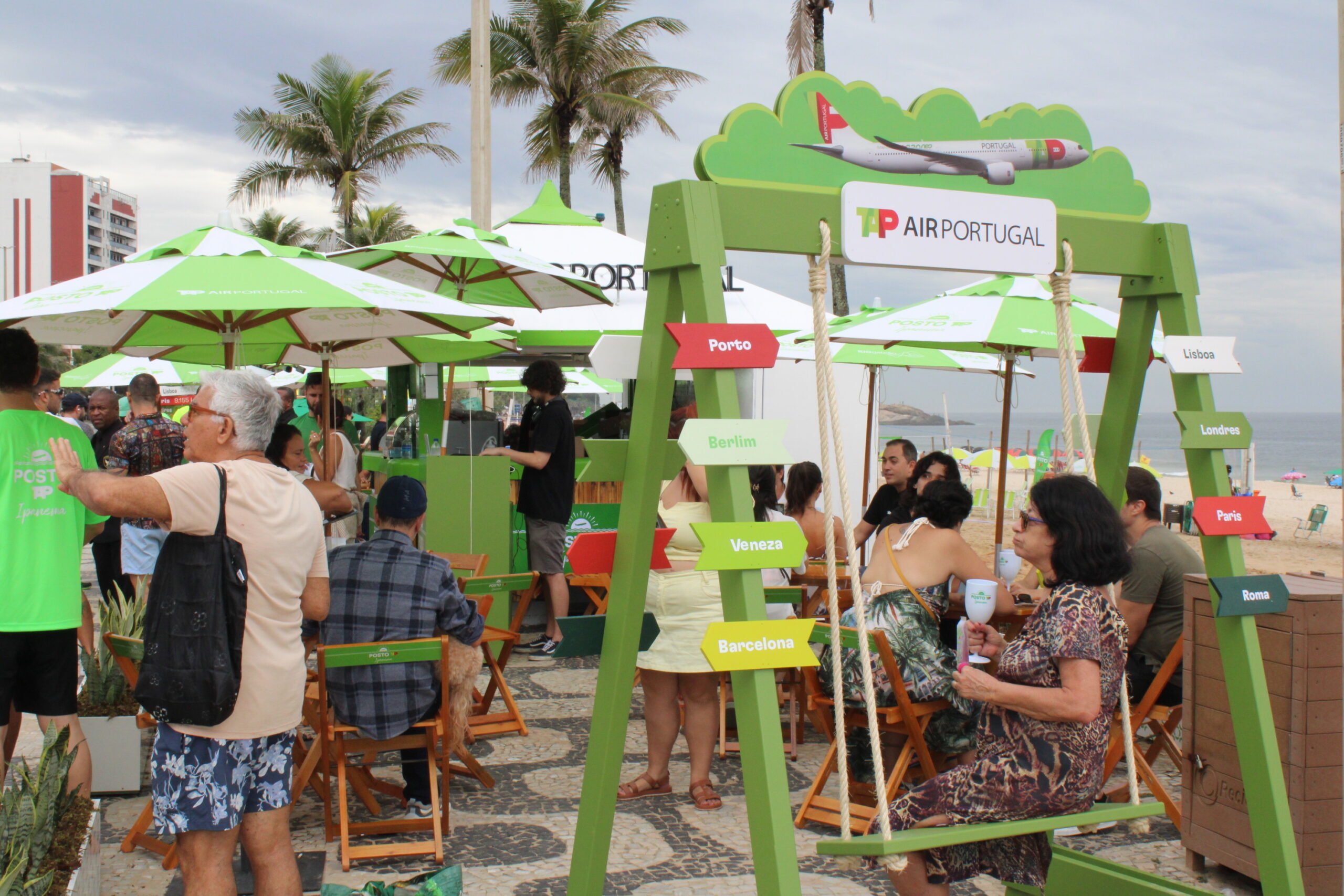 Cariocas e turistas aprovam o Posto TAP em Ipanema Cariocas e turistas aprovam o Posto TAP em Ipanema