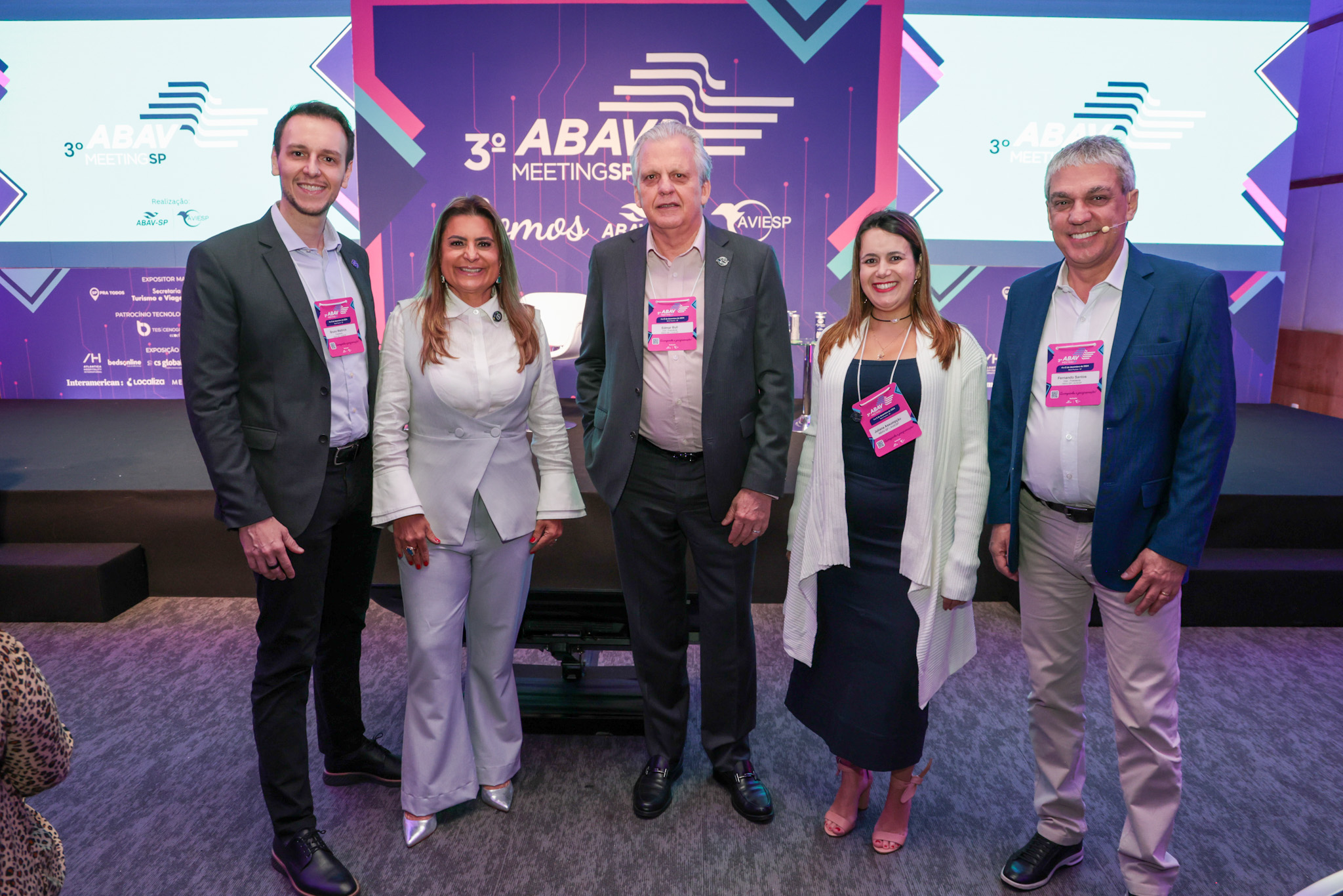 Carla Sarni, palestrante, entre Bruno Waltrick, Juliana Assumpção, Edmar Bull e Fernando Santos, da Abav-SP Aviesp