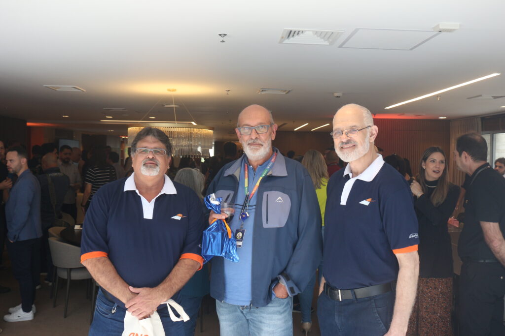 Cássio Torres e Altamiro Medici, da AirlinePros e Marco Lourenço, da Queensberry