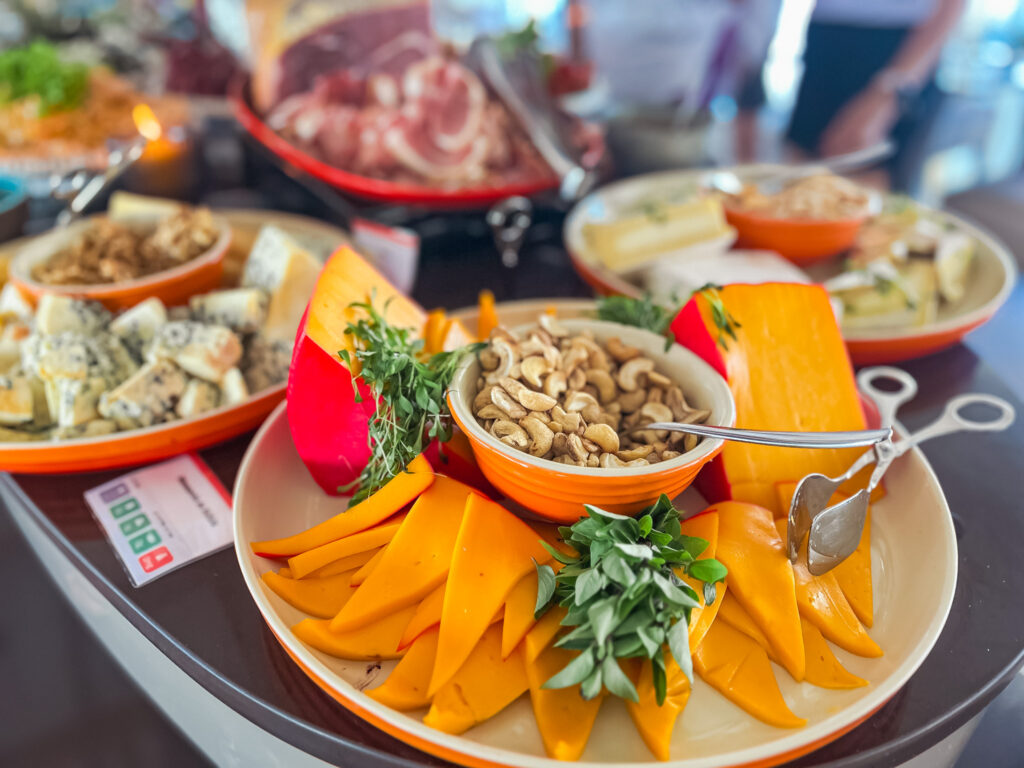 Castanhas, queijos e petiscos no buffet do almoço