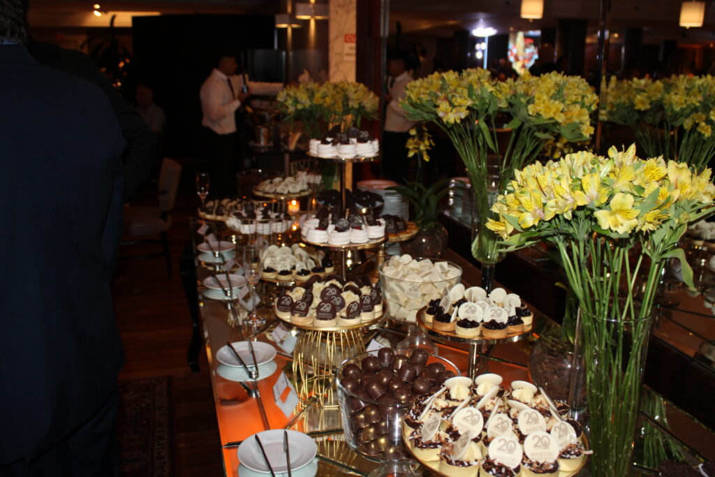 Coquetel com doces comemorativos