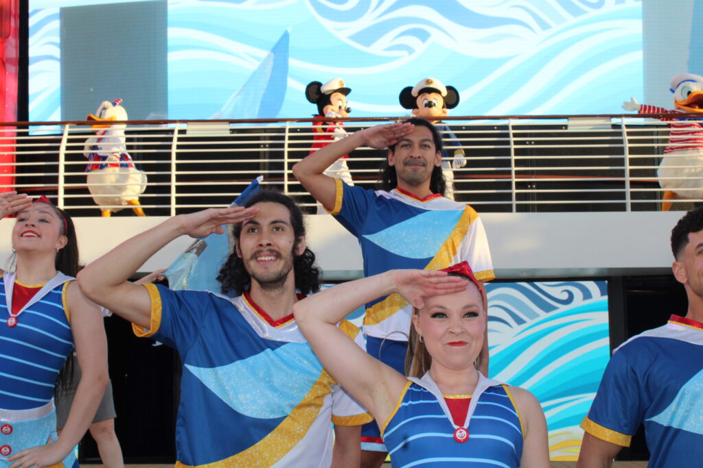 Dançarinos na festa de partida do Disney Treasure