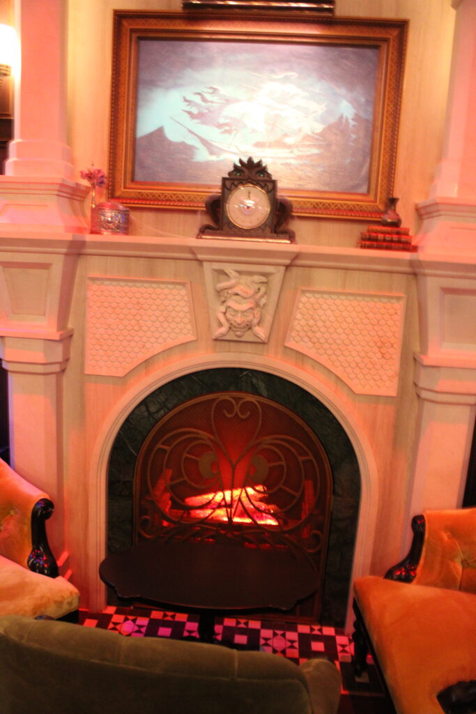 Decoração do interior do bar Haunted Mansion