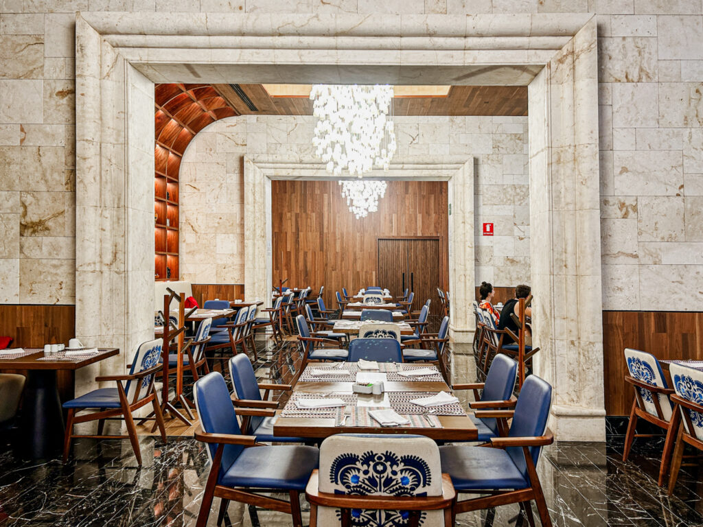 Decoração interna do restaurante Maxal