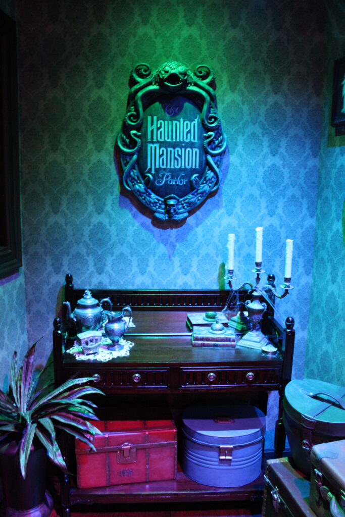 Decoração na entrada do Haunted Mansion