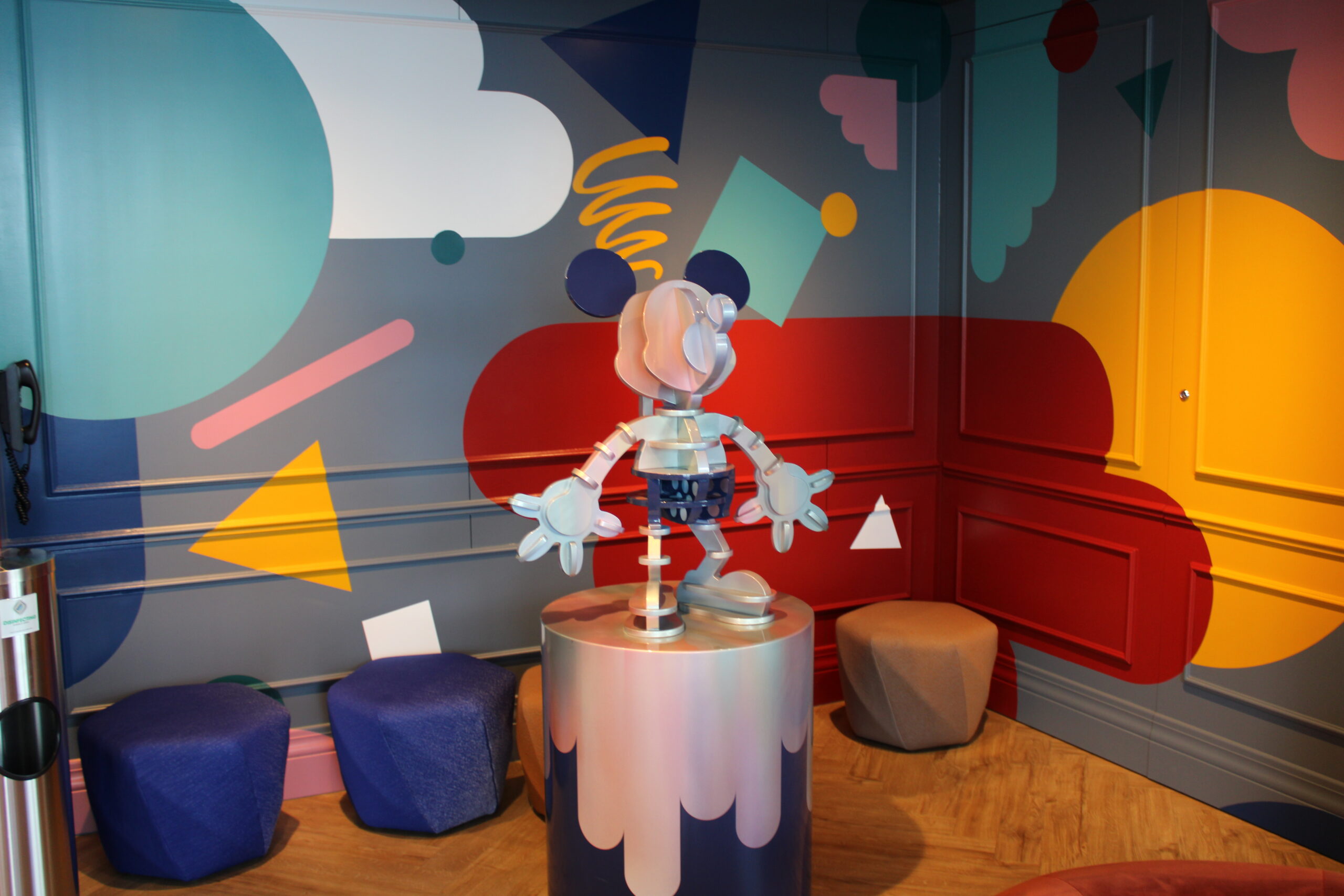 Decoração temática e colorida na área Vibe