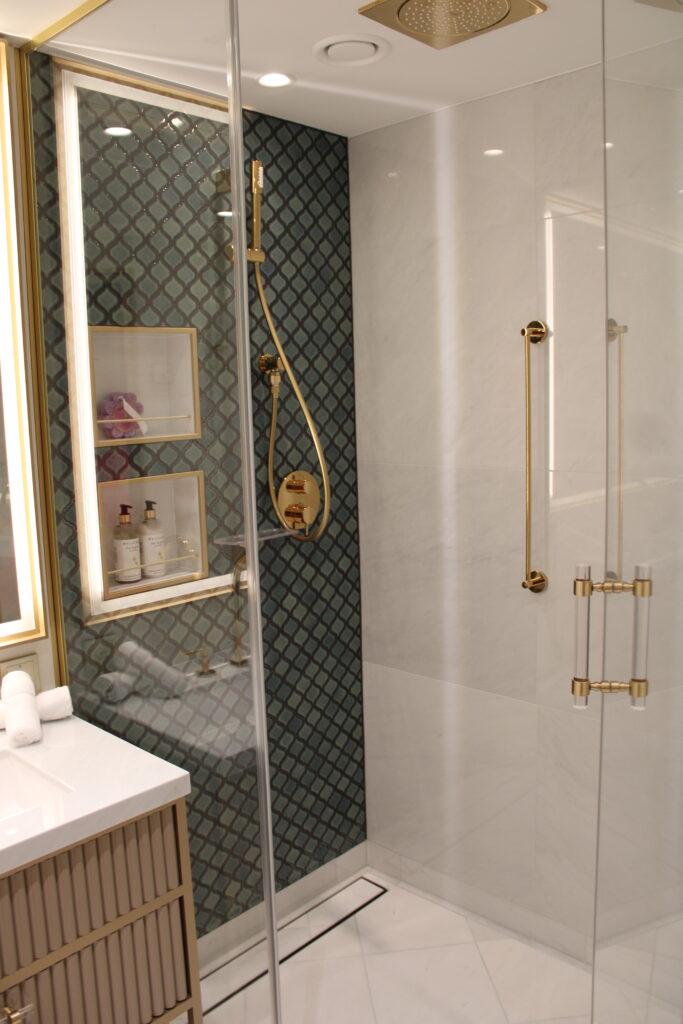 Detalhes de luxo no banheiro da Rajh Royal Suite