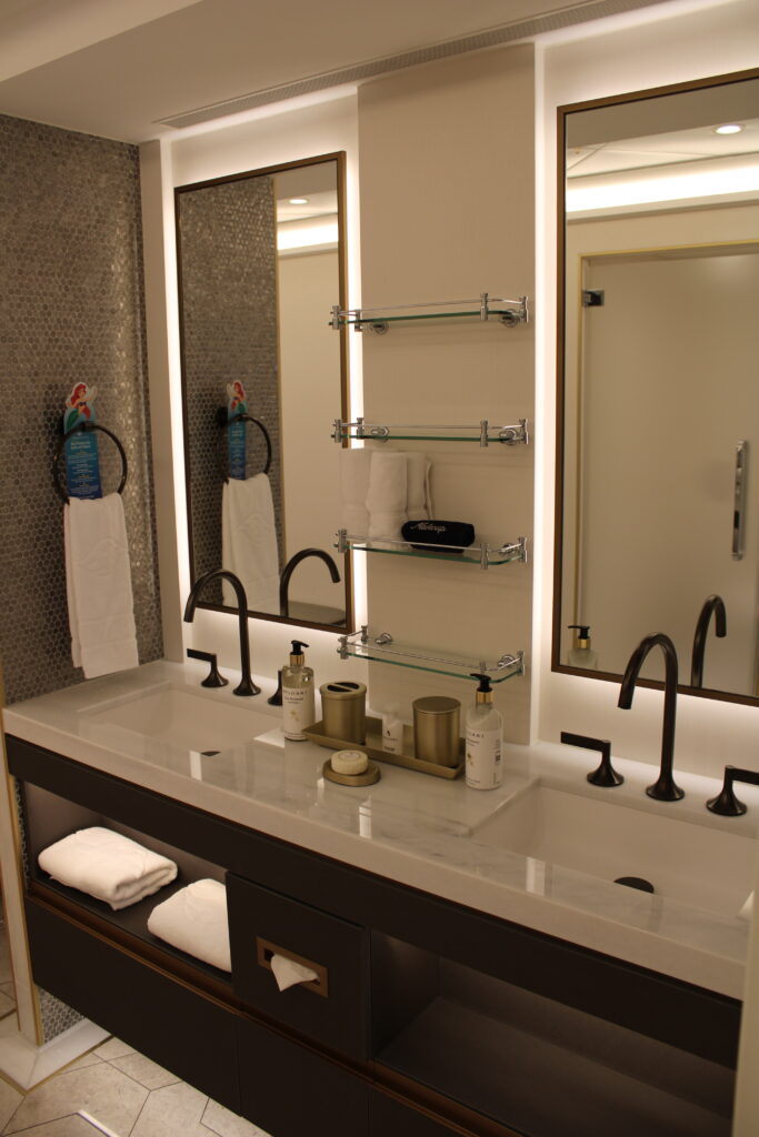 Detalhes do banheiro da Tomorrow Tower Suite