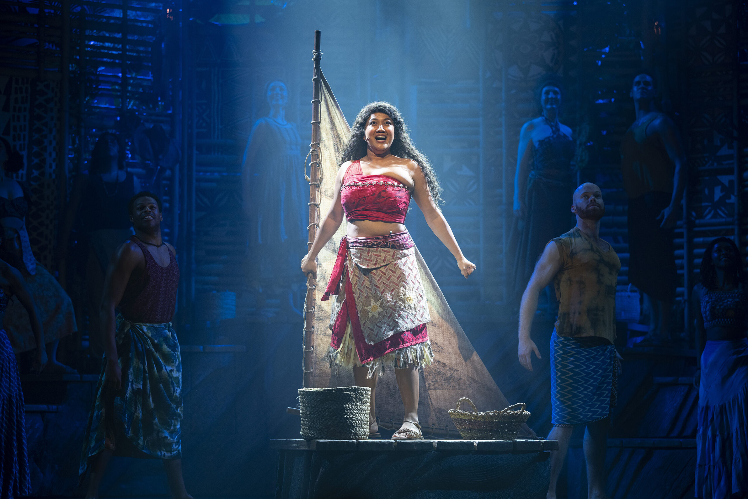Assim como no filme, Moana salva todo o seu povo no espetáculo teatral