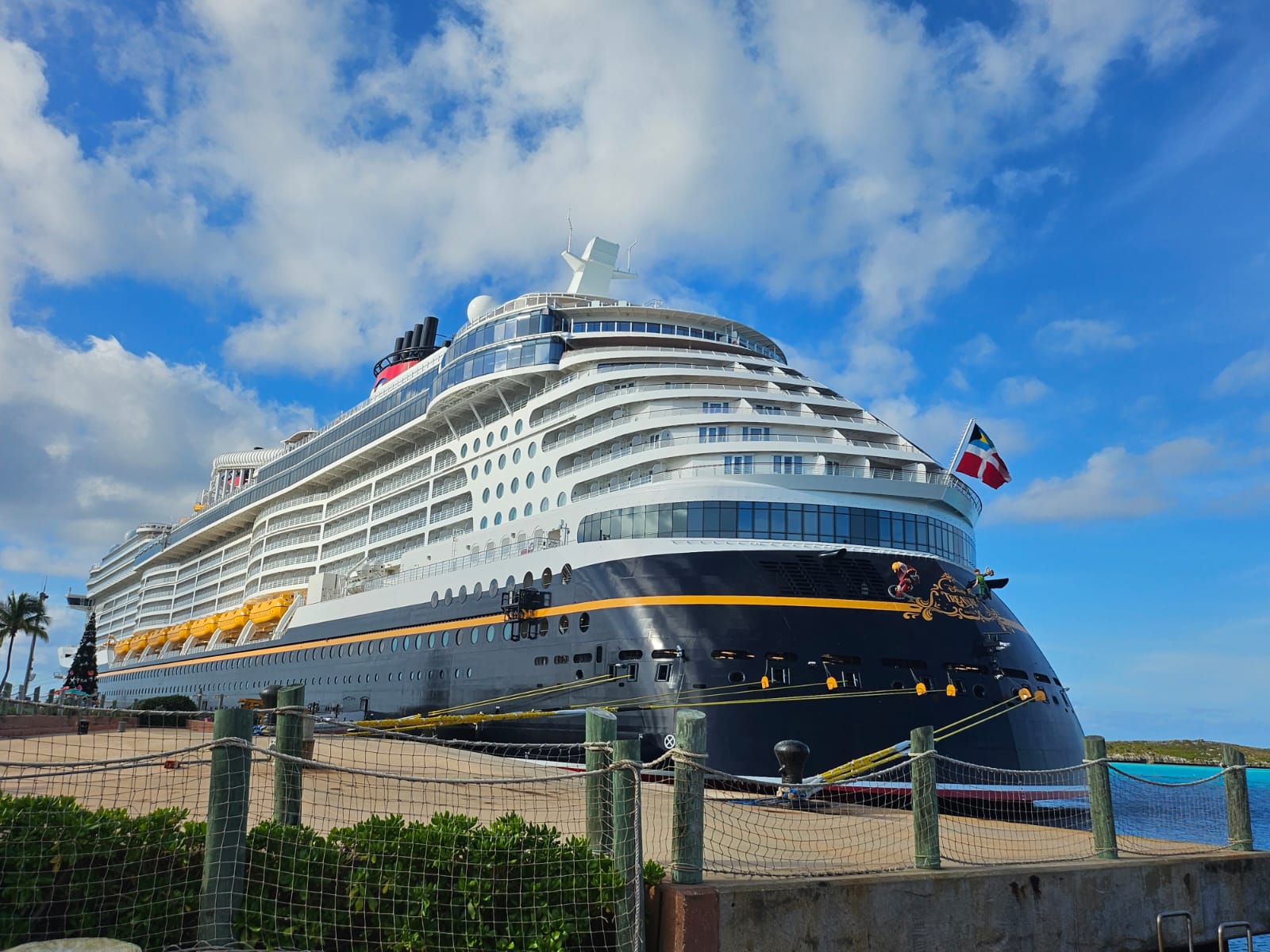 Disney Treasure faz sua primeira parada na ilha privativa